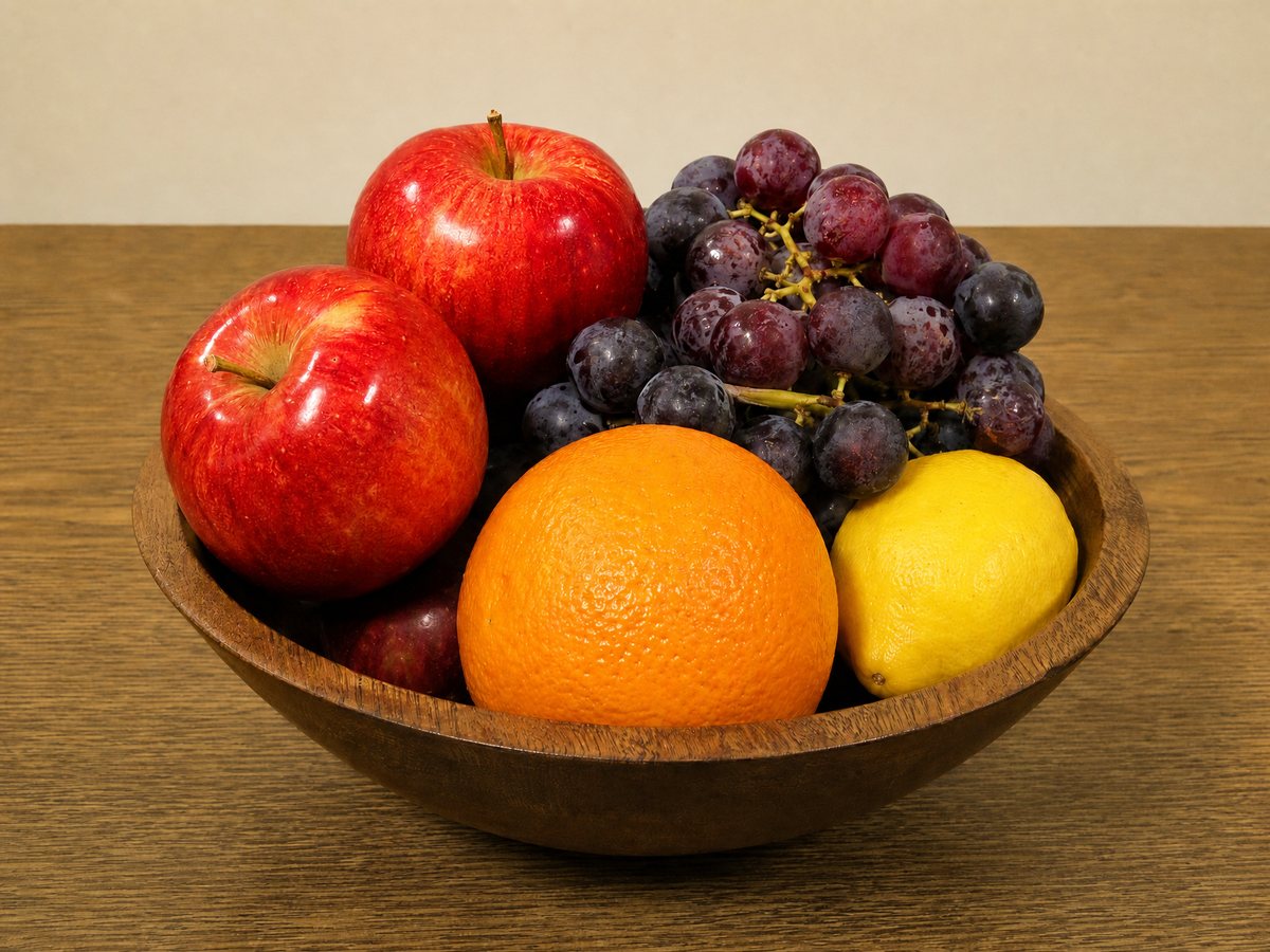 The same fruit rendered vivid and true-color under high-CRI light